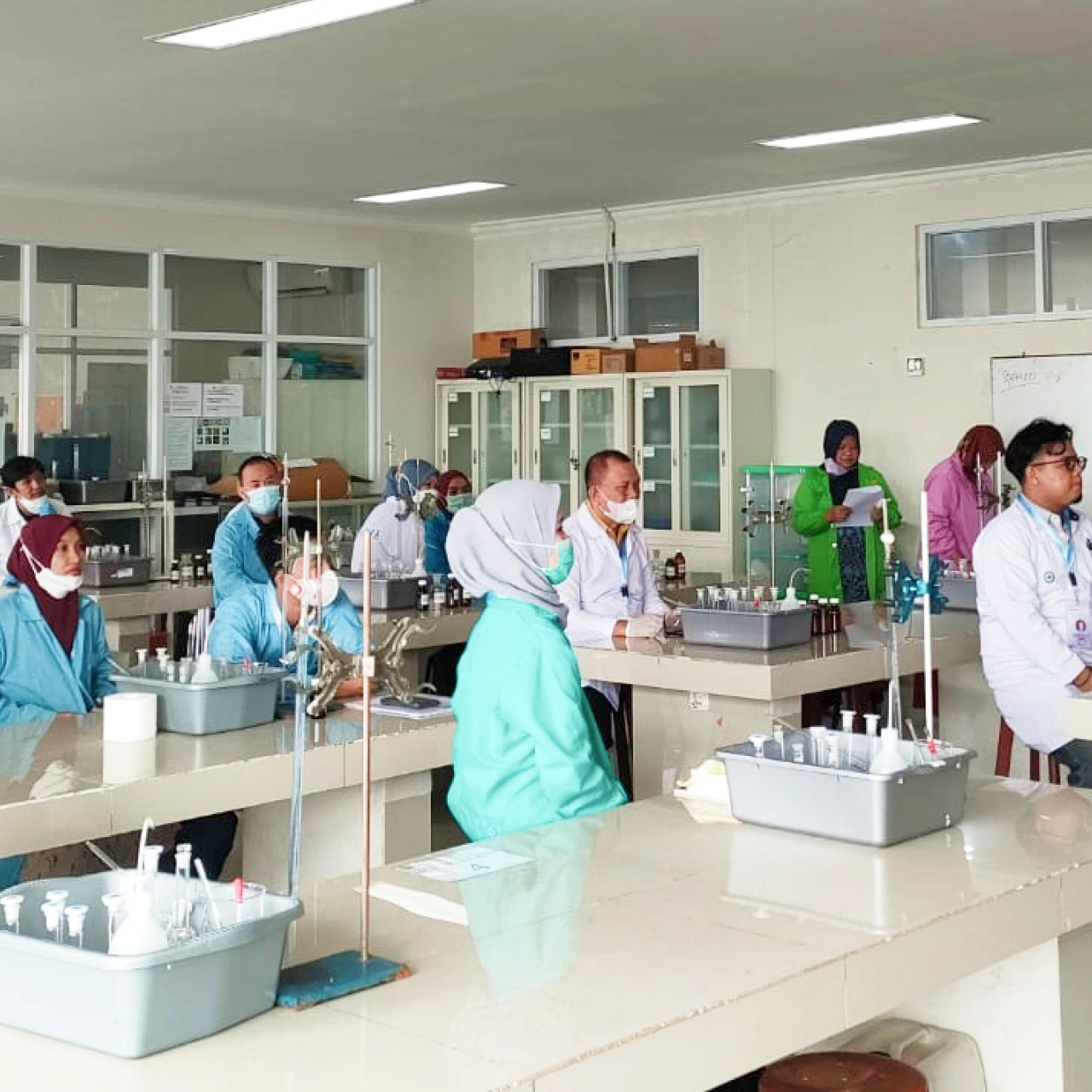 Peserta pelatihan laboratorium mengikuti sesi training dan menerima sertifikat kompetensi ISO/IEC 17025 dari Lichem Academy